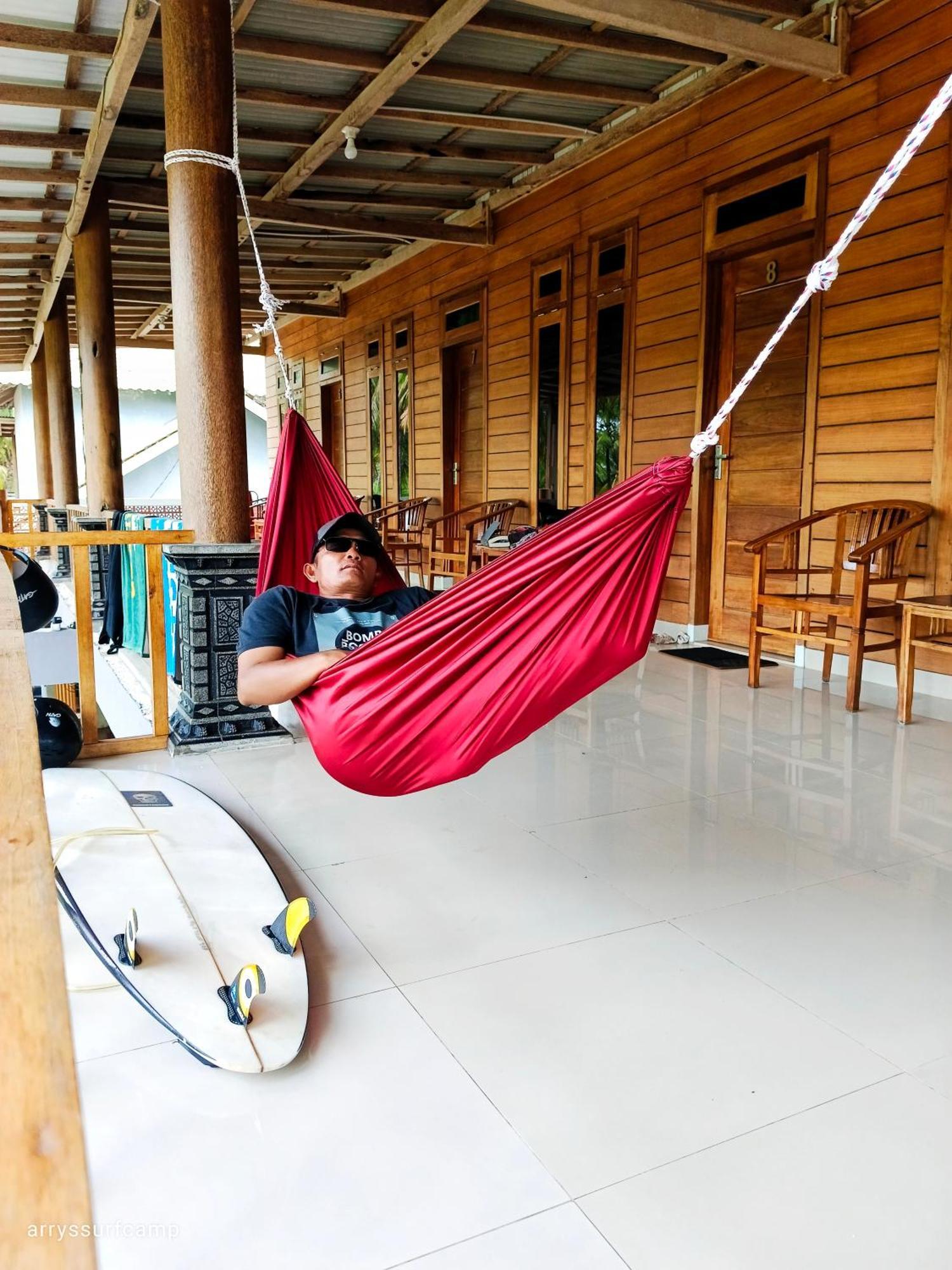 Arrys Watukarung Surfcamp Hotel Kalak Ngoại thất bức ảnh