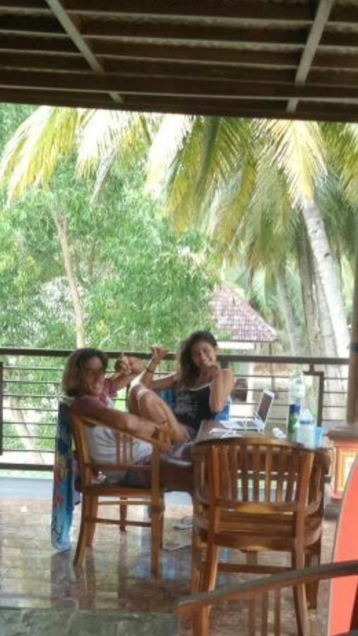 Arrys Watukarung Surfcamp Hotel Kalak Ngoại thất bức ảnh