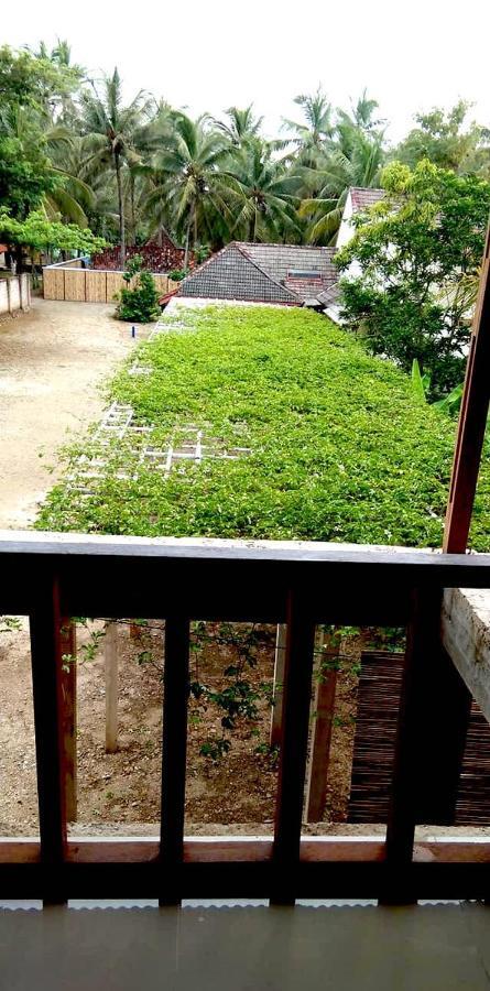 Arrys Watukarung Surfcamp Hotel Kalak Ngoại thất bức ảnh