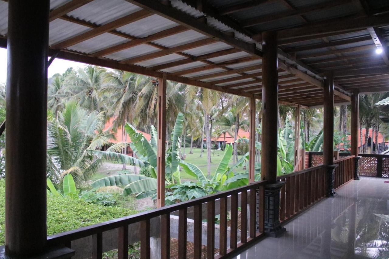 Arrys Watukarung Surfcamp Hotel Kalak Ngoại thất bức ảnh